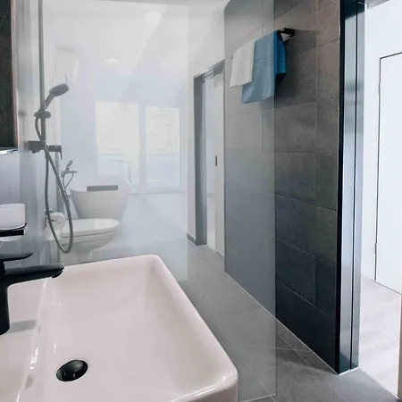 Wellnessoase Mit Freistehender Badewanne * 플라인펠트
