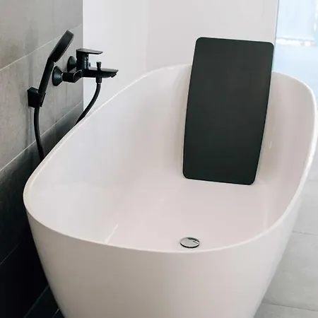 Wellnessoase Mit Freistehender Badewanne 아파트 *